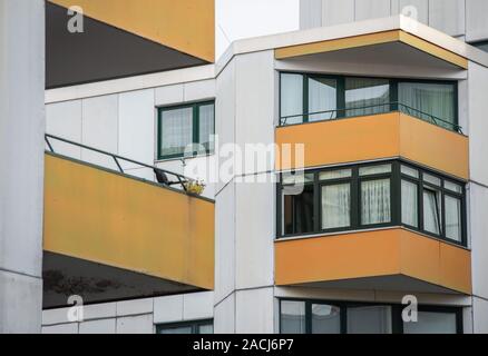 Hanovre, Allemagne. 09Th Nov, 2019. Les Balcons d'un immeuble de plusieurs étages. Il y a trois ans, le louer également de frein est entrée en vigueur dans les villes et municipalités en Basse-Saxe. Credit : Lucas Bäuml/dpa/Alamy Live News Banque D'Images