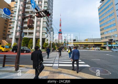 TOKYO, JAPON - 25 mars 2019 : Unidendified les gens marcher dans la rue dans la ville de Tokyo, Japon Banque D'Images