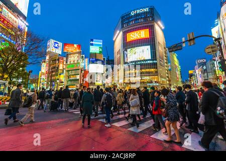 TOKYO, JAPON - 25 mars 2019 : des foules de gens marcher dans la rue à Shibuya crossing célèbre la nuit à Tokyo, Japon Banque D'Images