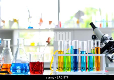 Liquides chimiques colorés en tube à essai pour l'expérimentation en laboratoire de sciences. Banque D'Images