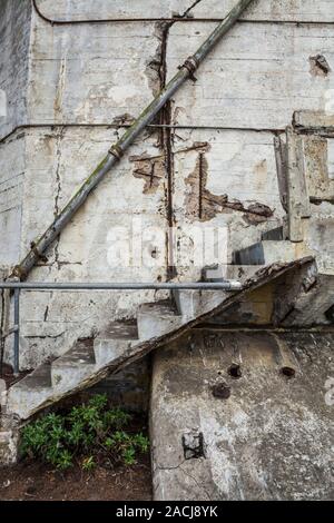 Murs en décomposition et l'escalier à l'île d'Alcatraz National Historic Landmark, San Francisco Bay, California, USA. Banque D'Images