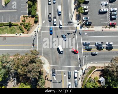 Vue aérienne de route traversée par la voiture et le petit trafic de Poway, Comté de San Diego, USA Banque D'Images