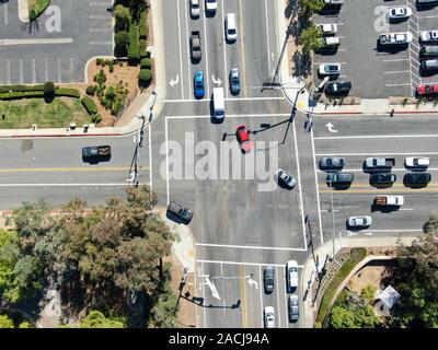 Vue aérienne de route traversée par la voiture et le petit trafic de Poway, Comté de San Diego, USA Banque D'Images