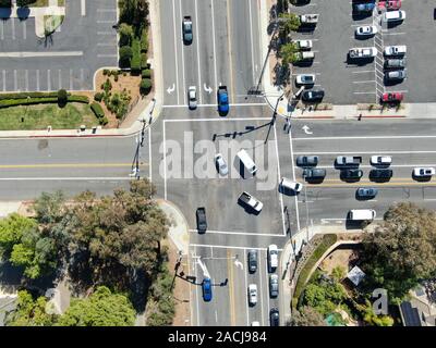 Vue aérienne de route traversée par la voiture et le petit trafic de Poway, Comté de San Diego, USA Banque D'Images