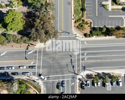 Vue aérienne de route traversée par la voiture et le petit trafic de Poway, Comté de San Diego, USA Banque D'Images