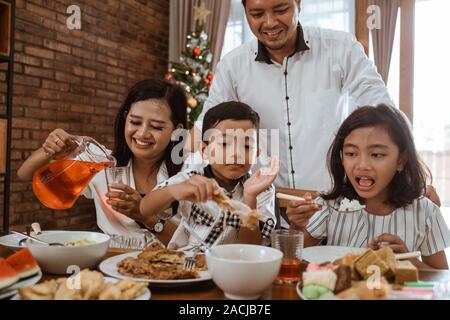 La tradition de la famille asiatique ayant déjeuner ensemble le jour de Noël Banque D'Images