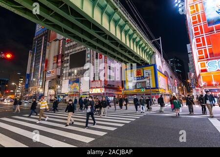 Akihabara, JAPON - 25 mars 2019 : unidendified les gens marchent dans la rue la nuit à Akihabara, Tokyo, Japon Banque D'Images