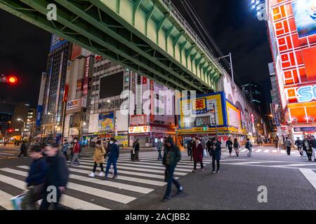 Akihabara, JAPON - 25 mars 2019 : unidendified les gens marchent dans la rue la nuit à Akihabara, Tokyo, Japon Banque D'Images