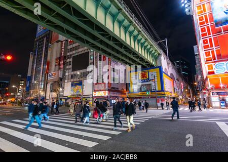 Akihabara, JAPON - 25 mars 2019 : unidendified les gens marchent dans la rue la nuit à Akihabara, Tokyo, Japon Banque D'Images