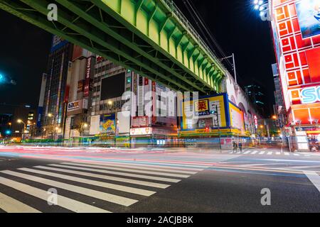 Akihabara, JAPON - 25 mars 2019 : Paysages de la ville électrique d'Akihabara intersection principale dans la nuit, Tokyo, Japon Banque D'Images