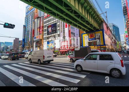 Akihabara, JAPON - 25 mars 2019 : voitures passent à travers street à Akihabara à Tokyo, Japon Banque D'Images