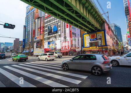 Akihabara, JAPON - 25 mars 2019 : voitures passent à travers street à Akihabara à Tokyo, Japon Banque D'Images