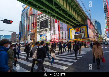 Akihabara, JAPON - 25 mars 2019 : unidendified les gens à traverser la rue à Akihabara à Tokyo, Japon Banque D'Images