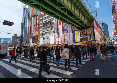 Akihabara, JAPON - 25 mars 2019 : unidendified les gens à traverser la rue à Akihabara à Tokyo, Japon Banque D'Images