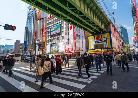 Akihabara, JAPON - 25 mars 2019 : unidendified les gens à traverser la rue à Akihabara à Tokyo, Japon Banque D'Images