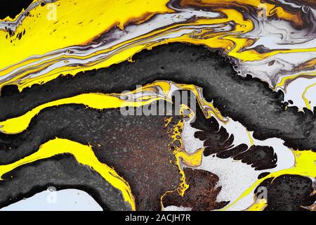 L'article fluide acrylique noir et or jaune vagues inclusions. Résumé Contexte La pierre ou la texture. Banque D'Images