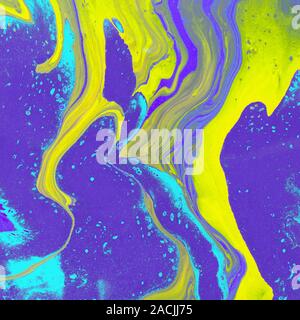 Liquide acrylique Art. Libre circulation de pourpre, jaune et bleu couleurs crée en effet. Résumé fond ou la texture. Banque D'Images