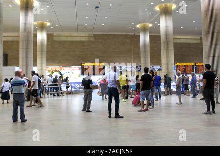 13 juillet, 2014. Lod, Israël. L'aéroport Ben Gourion connu comme Natbag. Les personnes occupées en attente de leurs bagages. Les voyageurs et les visiteurs Banque D'Images