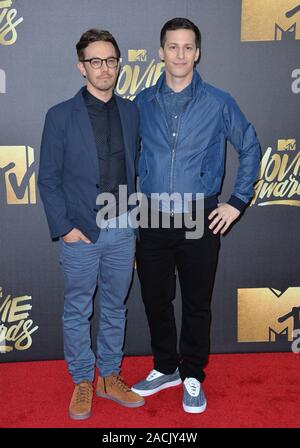 BURBANK, CA. 9 avril 2016 : Andy Samberg & Jorma Taccone au MTV Movie Awards 2016 à Warner Bros Studios. © 2016 Paul Smith / Featureflash Banque D'Images