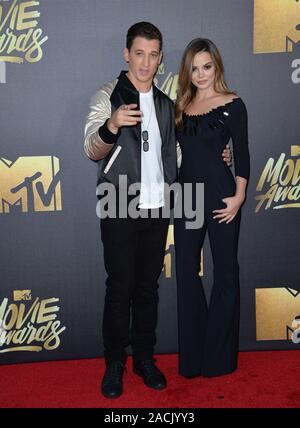 BURBANK, CA. 9 avril 2016 : Miles Teller & amie Keleigh Sperry au MTV Movie Awards 2016 à Warner Bros Studios. © 2016 Paul Smith / Featureflash Banque D'Images