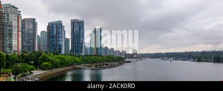 Coal Harbour avec des édifices du centre-ville, des bateaux et des reflets dans l'eau à Vancouver, Canada Banque D'Images