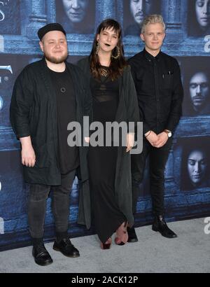 LOS ANGELES, CA. 10 avril 2016 : groupe folk-pop des monstres et des hommes - Ragner & Porhallsson Nanna Bryndís Hilmarsdottir & Brynjar Leiffson à la premiere saison 6 de Game of Thrones au théâtre chinois de Grauman, Hollywood. © 2016 Paul Smith / Featureflash Banque D'Images