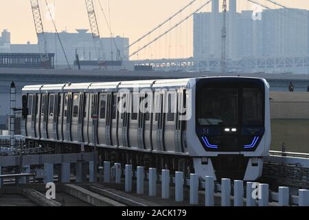 Tokyo, Japon. 1er décembre 2019. Un train pour la ligne Yurikamome peut être vu ariving à Ariake Tennis-no-Mori Gare à côté du centre de gymnastique d'Ariake qui est situé dans la partie nord de Tokyo, l'Ariake district où les Jeux Olympiques/ Village paralympique et le Centre International de Radio et le Centre Principal de Presse sera également situé à proximité. Au cours de la Tokyo 2020 Jeux. Le centre de gymnastique d'Ariake salle de gymnastique qui a eu lieu, trampoline et Gymnastique Rythmique pendant les Jeux Olympiques. Aussi il sera l'hôte de la Grèce antique, le sport pour les compétitions paralympiques Baccia. Photo prise o Banque D'Images