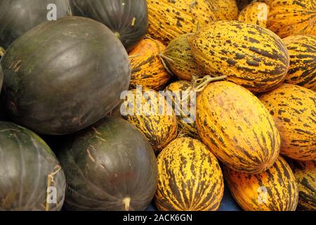 Les melons frais dans le marché Banque D'Images