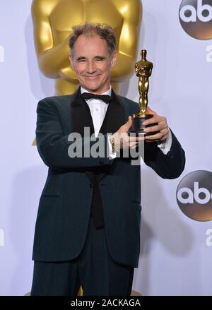 LOS ANGELES, CA - 28 février 2016 : Mark Rylance à la 88e Academy Awards au Kodak Theater, Hollywood.© 2016 Paul Smith / Featureflash Banque D'Images