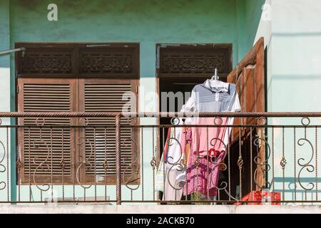 Vue avant du balcon sur lequel les vêtements sont secs. Choses simples de la vie quotidienne, la routine. Bali, Jimbaran, 2018-04-26 Banque D'Images