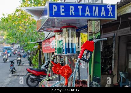 Station-essence petite Pertamax pour moto. Bali, Jimbaran, 2018-04-26 Banque D'Images