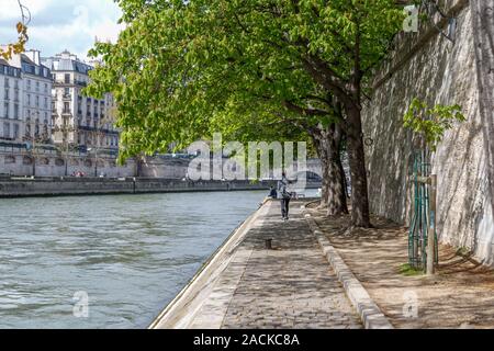 Paris, France, 1 avril 2017 : Quai du bord du canal avec les marcheurs. Geode en arrière-plan. Villette Park. Les touristes autour de par le Pont Neuf. Banque D'Images