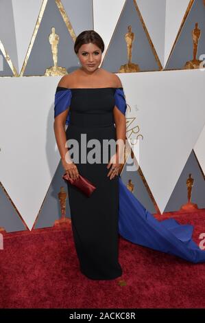 LOS ANGELES, CA - 28 février 2016 : Mindy Kaling lors de la 88e Academy Awards au Kodak Theater, Hollywood. © 2016 Paul Smith / Featureflash Banque D'Images