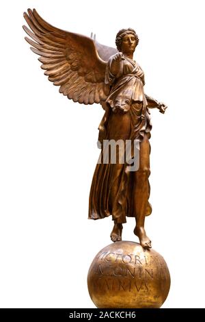 Statue en bronze d'une Victoire ailée. Vue frontale d'une statue de la déesse Niké, isolé sur fond blanc par chemin de détourage. Banque D'Images