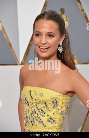 LOS ANGELES, CA - 28 février 2016 : Alicia Vikander lors de la 88e Academy Awards au Kodak Theater, Hollywood. © 2016 Paul Smith / Featureflash Banque D'Images