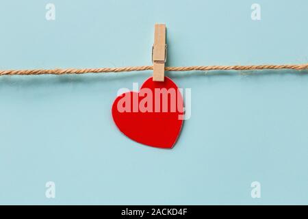 Arrière-plan de la Saint-Valentin avec foyer sur bleu. Mise à plat, vue du dessus, maquette, modèle, copyspace. Composition abstraite minimale pour le 14 février celebra Banque D'Images