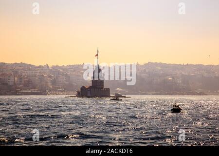 Construit au milieu du détroit du Bosphore, les Servantes Tower ou Kiz Kulesi est l'un des monuments les plus reconnaissables à Istanbul. Également connu sous le nom de la tour Banque D'Images