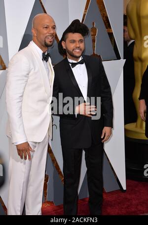 LOS ANGELES, CA - 28 février 2016 : la chanteuse Common & Abel Tesfaye, alias le Makkonen, The Weeknd à la 88e Academy Awards au Kodak Theater, Hollywood. © 2016 Paul Smith / Featureflash Banque D'Images