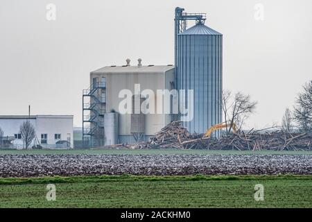 Aiterhofen, Allemagne. 09Th Nov, 2019. Les anciens locaux de la société Bayern-Ei. Cinq ans après le scandale de la société Bayern-Ei de Basse-bavière, la poule pondeuse installation a été démoli. Le site a été vendu à un investisseur privé de l'arrondissement, a déclaré un porte-parole du bureau de district. Credit : Armin Weigel/dpa/Alamy Live News Banque D'Images