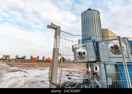 Aiterhofen, Allemagne. 09Th Nov, 2019. Les anciens locaux de la société Bayern-Ei. Cinq ans après le scandale de la société Bayern-Ei de Basse-bavière, la poule pondeuse installation a été démoli. Le site a été vendu à un investisseur privé de l'arrondissement, a déclaré un porte-parole du bureau de district. Credit : Armin Weigel/dpa/Alamy Live News Banque D'Images