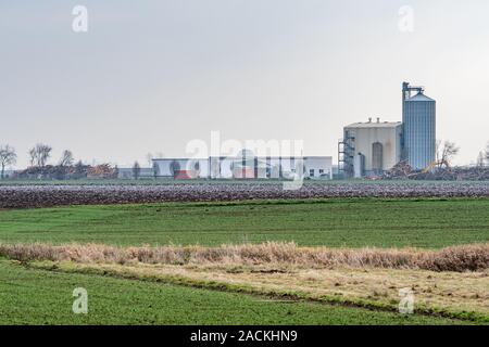 Aiterhofen, Allemagne. 09Th Nov, 2019. Les anciens locaux de la société Bayern-Ei. Cinq ans après le scandale de la société Bayern-Ei de Basse-bavière, la poule pondeuse installation a été démoli. Le site a été vendu à un investisseur privé de l'arrondissement, a déclaré un porte-parole du bureau de district. Credit : Armin Weigel/dpa/Alamy Live News Banque D'Images