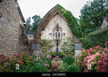 Wiltshire, Angleterre - Septembre 2018 : Joli jardin commémoratif de guerre dans le village de Castle Combe. Banque D'Images