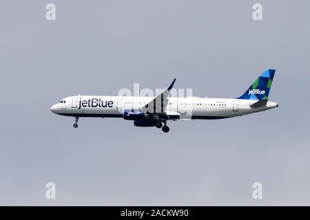 19 août 2019 San Francisco / CA / USA - JetBlue avions qui atterrissent à l'aéroport de San Francisco ; JetBlue Airways Corporation, stylisée comme jetBlue, est un m Banque D'Images