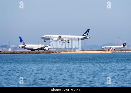 Aug 31, 2019 San Francisco / CA / USA - Occupé piste à l'Aéroport International de San Francisco, avec deux métiers de l'air en attente de décoller, tandis qu'un cath Banque D'Images