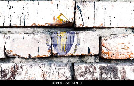 Le Massachusetts grunge, endommagé, scratch, old style united states flag sur mur de brique. Banque D'Images