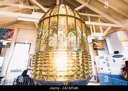 Nov 16, 2019 Pescadero / CA / USA - La lentille de Fresnel historique affiché dans le bâtiment signal de brume à la base de Pigeon Point Lighthouse ; l 1000-wa Banque D'Images