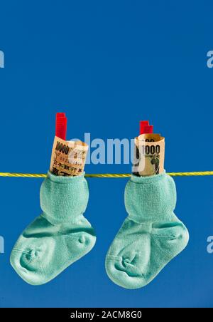 Chaussettes bébé sur corde avec yen Banque D'Images