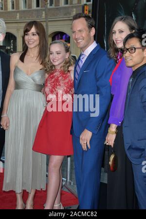 LOS ANGELES, CA. 7 juin 2016 : LtoR acteurs : Frances O'Connor, Madison Wolfe, Patrick Wilson et Vera Farmiga & réalisateur James Wan à la première mondiale de 'l'illusionnisme 2' à l'Théâtre chinois de Grauman, Hollywood. © 2016 Paul Smith / Featureflash Banque D'Images