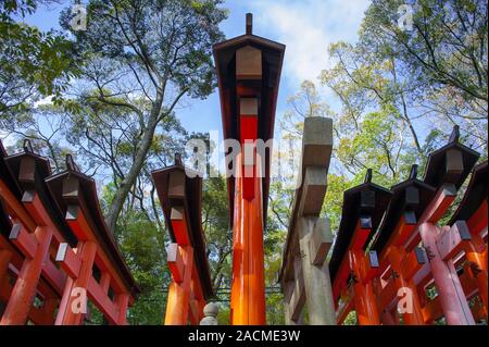 Torii gates, sanctuaire Fushimi Inari. Low angle view montrant Kasagi linteau ou contre la construction de fond de ciel bleu Banque D'Images