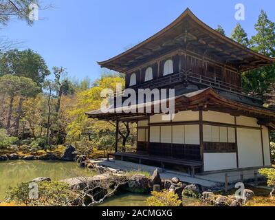 Ginkaku-ji ou pavillon d'argent au printemps. Officiellement nommée Jisho-ji c'est un temple Zen et jardin dans le quartier Higashiyama, Kyoto, Japon Banque D'Images